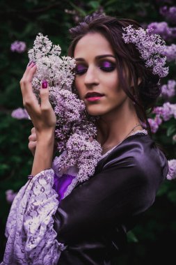 Siyah ve mor barok elbiseli bayan.