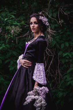 Siyah ve mor barok elbiseli bayan.