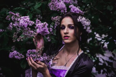 Siyah ve mor barok elbiseli bayan.