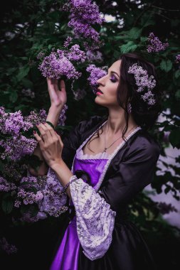 Siyah ve mor barok elbiseli bayan.