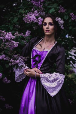 Siyah ve mor barok elbiseli bayan.