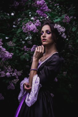 Siyah ve mor barok elbiseli bayan.