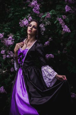 Siyah ve mor barok elbiseli bayan.