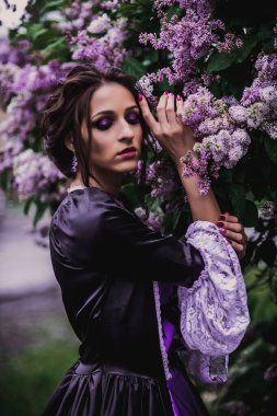 Siyah ve mor barok elbiseli bayan.