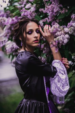 Siyah ve mor barok elbiseli bayan.