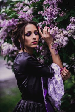 Siyah ve mor barok elbiseli bayan.