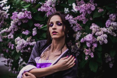 Siyah ve mor barok elbiseli bayan.