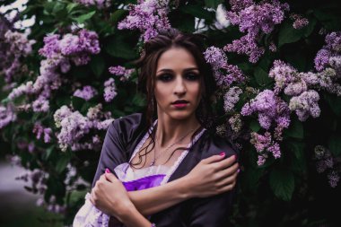 Siyah ve mor barok elbiseli bayan.