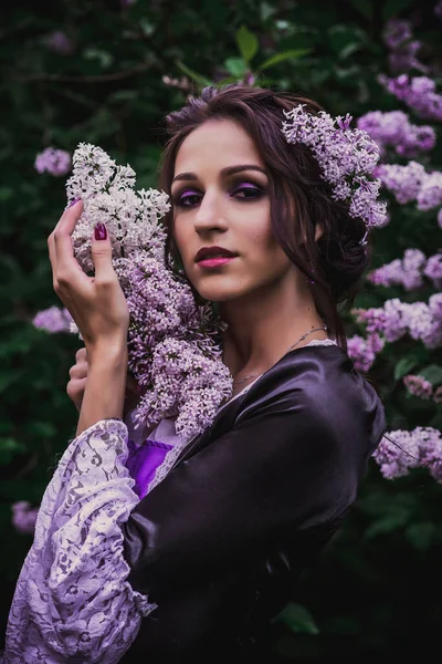 Senhora Vestido Barroco Preto Roxo — Fotografia de Stock