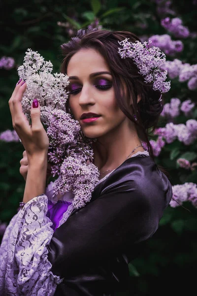 Siyah ve mor barok elbiseli bayan.