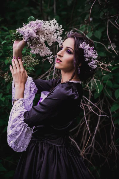 Дама Чорно Фіолетовій Бароковій Сукні — стокове фото
