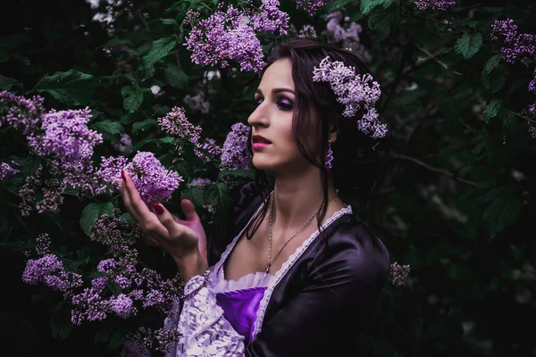 Siyah ve mor barok elbiseli bayan.