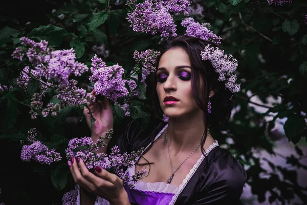Lady Musta Violetti Barokki Mekko — kuvapankkivalokuva