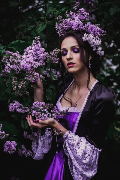 Дама Чорно Фіолетовій Бароковій Сукні — стокове фото