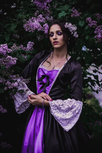 Siyah ve mor barok elbiseli bayan.