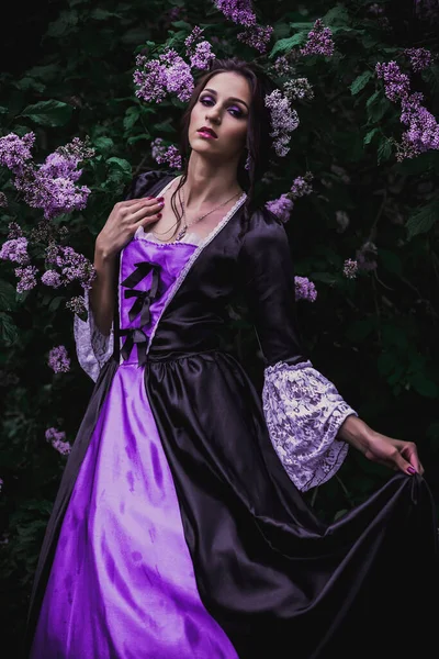 Señora Vestido Barroco Negro Púrpura — Foto de Stock