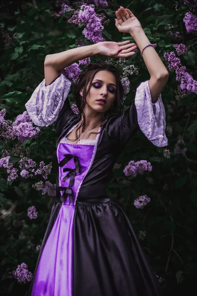 Dame Schwarz Lila Barockkleid — Stockfoto