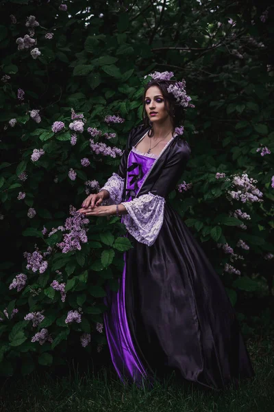 身穿黑色和紫色巴洛克服装的女士 — 图库照片