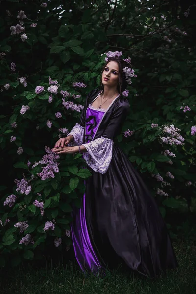 Dame Schwarz Lila Barockkleid — Stockfoto