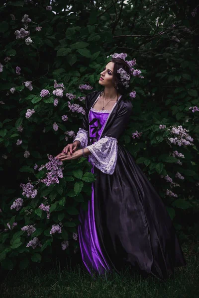身穿黑色和紫色巴洛克服装的女士 — 图库照片