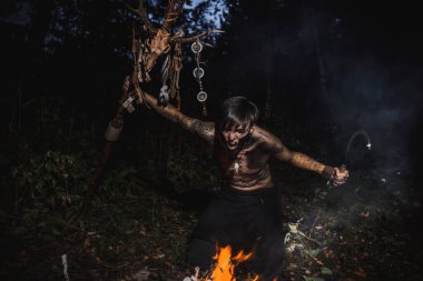 Ormandaki cesette işaretler olan Kodun.