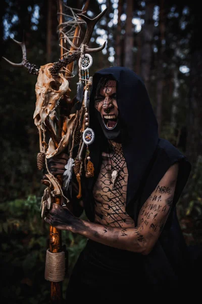 Kodun Avec Des Marques Sur Corps Dans Forêt — Photo