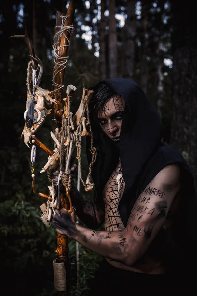 Kodun Avec Des Marques Sur Corps Dans Forêt — Photo