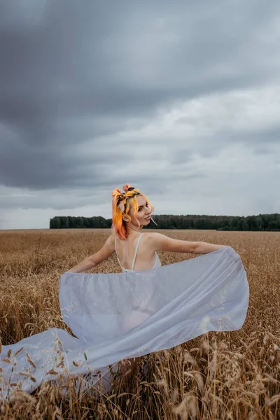 Menina Com Cabelos Coloridos Roupa Interior Campo Trigo — Fotografia de Stock