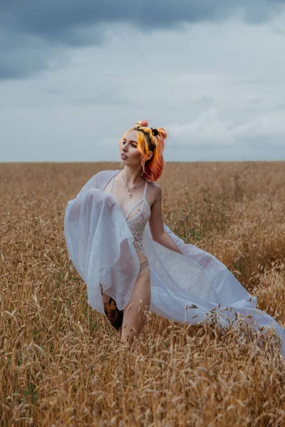 Дівчина Кольоровим Волоссям Нижній Білизні Пшеничному Полі — стокове фото