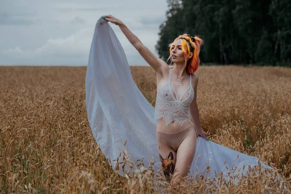 小麦畑で色付きの髪をした女の子 — ストック写真