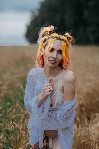 Mädchen Mit Gefärbten Haaren Unterwäsche Einem Weizenfeld — Stockfoto