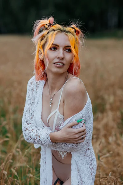 Menina Com Cabelos Coloridos Roupa Interior Campo Trigo — Fotografia de Stock