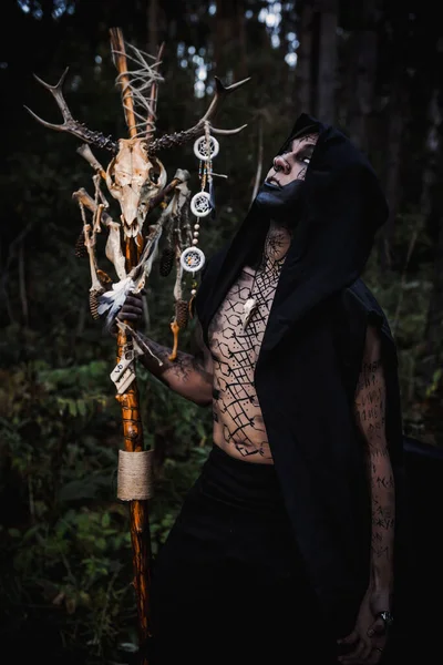 Sorcier Avec Des Marques Sur Son Corps Dans Forêt — Photo