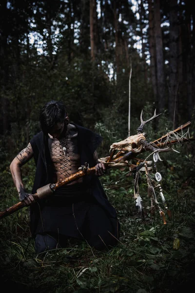 Zauberer Mit Spuren Körper Wald — Stockfoto