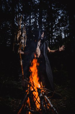Ormanda vücudunda işaretler olan bir büyücü.