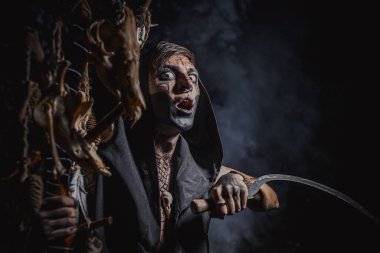 Ormanda vücudunda işaretler olan bir büyücü.