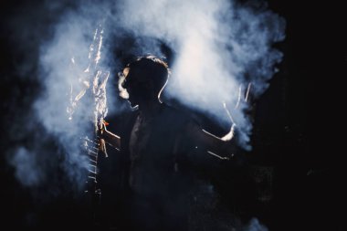 Ormanda vücudunda işaretler olan bir büyücü.