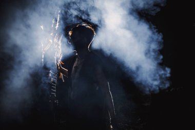 Ormanda vücudunda işaretler olan bir büyücü.