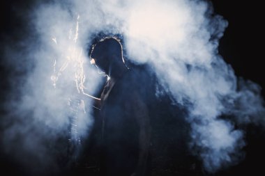 Ormanda vücudunda işaretler olan bir büyücü.