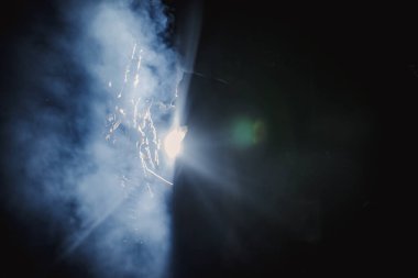 Ormanda vücudunda işaretler olan bir büyücü.