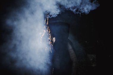 Ormanda vücudunda işaretler olan bir büyücü.