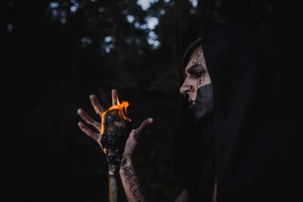 Sorcier Avec Des Marques Sur Son Corps Dans Forêt — Photo