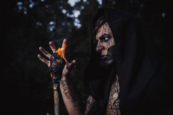 Sorcier Avec Des Marques Sur Son Corps Dans Forêt — Photo