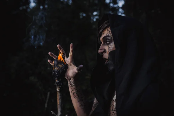 在森林里身上有伤痕的巫师 — 图库照片