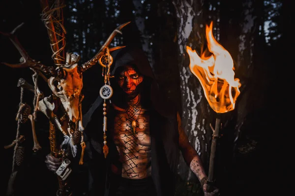 Sorcier Avec Des Marques Sur Son Corps Dans Forêt — Photo