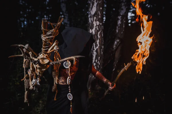 Sorcier Avec Des Marques Sur Son Corps Dans Forêt — Photo