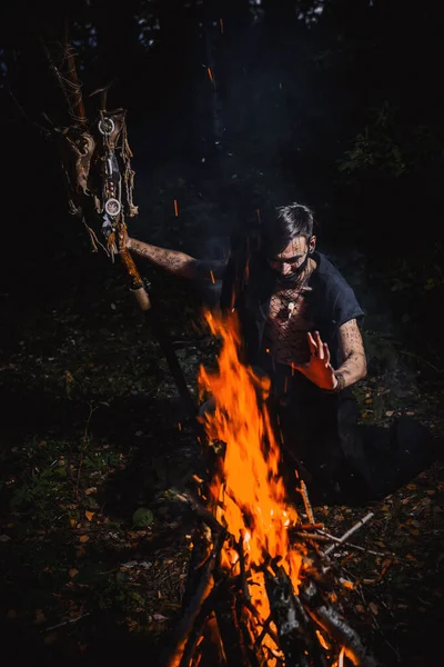 Sorcier Avec Des Marques Sur Son Corps Dans Forêt — Photo