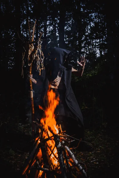 Sorcier Avec Des Marques Sur Son Corps Dans Forêt — Photo