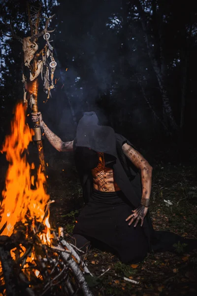 Sorcier Avec Des Marques Sur Son Corps Dans Forêt — Photo