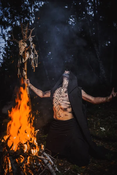 Sorcier Avec Des Marques Sur Son Corps Dans Forêt — Photo